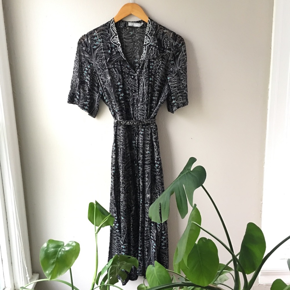 Vintage Sheer Embroidered Dress with Belt. Size 8/10